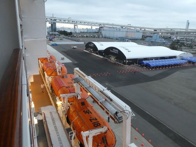 MSCスプレンディダ、上海横浜片道クルーズ3泊4日に参加。<br />4日目、最終日です。<br />朝5時に起きたらもう横浜港についてました。え、7時到着じゃなかったの?<br />2時間の早着なんてすごすぎる。<br />さて、7:30には部屋を開けなければなりません。でも下船指定時刻は10:15。下船まで3時間もあります。1時間は食事。1時間は散歩。1時間はシアターでの待機、かなあ。<br />全員下船に3時間もかかる巨大船。さらに下船が遅れ、船を降りたのは入港してから5時間以上たってました。<br /><br />それはともかく、MSCスプレンディダ、いい船でした。食事も普通に美味しかったし、船内行事(アクティビティ)は素晴らしかったです。別料金の飲み物もクルーズ船にしてはまあまあ安価。でもこの航路はちょっと賑やかすぎるから、今度は日本発着のコースでもうちょっと長いコースで落ち着いた雰囲気で乗りたいなあ。でも日本発着は次年から更なる巨大船「MSCベリッシマ」になるそう。なんと食事は3回制で第3組は21:30から。さすがに時間、遅すぎのような。あ、でも普段の通勤の日の夕食を思えば普通だわ。プールにスライダーはあるし、ショーもパワーアップするらしいし、楽しみです。<br />でもまさか、2020年、世界中全部クルーズ運休になるような事態が発生するとは・・・。早く終わって楽しめるようになあれ。<br /><br /><br />