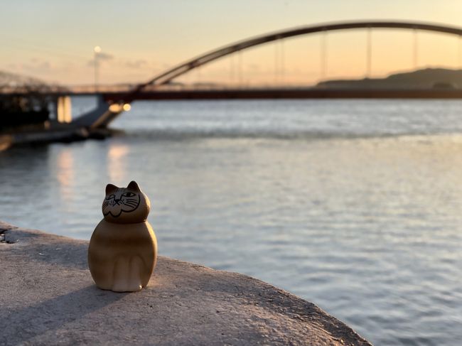 2019年は夏に遊びすぎたため、年末年始の旅はこれまでにないくらい質素に…ということで青春18きっぷで岐阜~福井~静岡を巡る旅を計画しました。<br /><br />12/31(火) 都内~山梨まわりで岐阜県多治見で一泊<br /> 1/1(水) 名古屋経由で福井県へ移動、敦賀で一泊<br /> 1/2(木) 敦賀からUターン、静岡県の浜松で一泊<br /> 1/3(金) 浜松から都内へ<br /><br />都内を出て山梨経由で岐阜→名古屋を通り福井→南下して浜松…と、本州のお腹あたりをぐるっと左回りで巡る3泊4日旅<br /><br />静岡県は何度も行ったことがあるものの、浜名湖は初!<br />浜名湖に沈む夕日と昇る朝日を両方見ることができました。