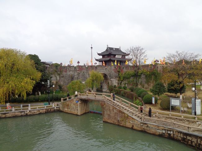 3回目の蘇州旅行、今回は蘇州をベースに近郊の水郷古鎮をめぐってきました。<br />今回は、同里・周荘・用直・南潯をめぐって、以前行ったことのある烏鎮・西塘と合わせて、江南六大古鎮コンプリート。<br />ベースにした蘇州の観光も、もちろんしたので、蘇州編です。