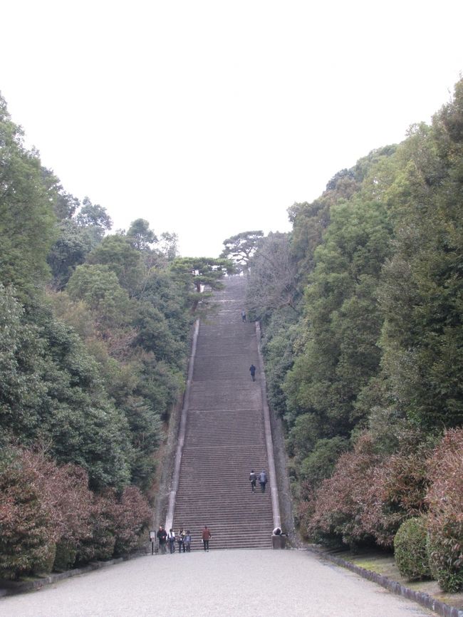 2020.1.12 京都伏見区天皇陵に車を洗った後、親父と2人で行きました。親父は前の道は何度も通った事が有るが中に入ったのは初めてだ!と言ってました。私も去年の夏に初めて行きましたが、まず京都人も含め観光地としては不人気なので行った事のある人は少ないでしょう。 広大な人さで東京の武蔵野御陵まではいきませんがかなり大型の陵墓です。<br /><br />伏見桃山には、50代天皇(806年没)京都に初めて墓を作った天皇と京都を最後にした明治天皇が同一の地域に有ります。<br />この伏見桃山には明治天皇皇太后と伏見桃山城が有ります。<br /><br />※桓武天皇は現在の位置にありますが、本当は桃山城の下にあると言う噂が有ります。古臭い桓武天皇陵を豊臣秀吉の時代に踏み潰して桃山城が出来ているのではないかと言う話もあります。桓武天皇陵の本当の位置は分かっていません。江戸時代に適当にこんなもんじゃろ~~と作った経緯が有ります。