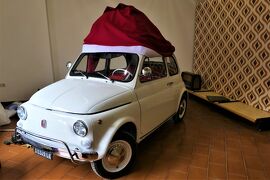 煌めくクリスマスのプーリア♪　Vol.139　☆クリスマスのメザーニェ旧市街　古城とクリスマス帽子を被った可愛い車♪