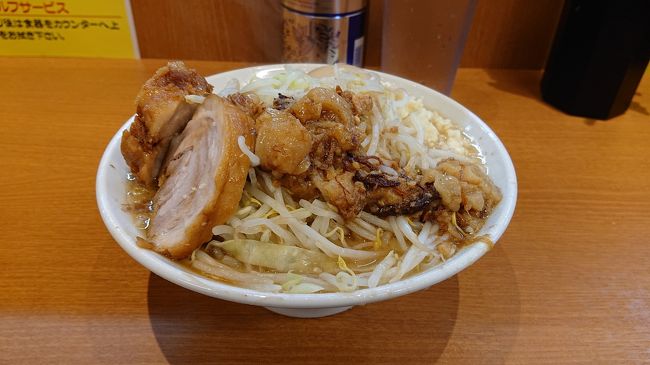 この店のある通りはよく通るのですが、先月から何か店が出来るなと思っていました。ただできた店に気が付いたのは先週です。看板に『ぶた壱』の文字が。二郎系ラーメンで鬼盛の文字が書かれていました。早速アパートでネット検索すると、先月15日にオープンしたらしく行列が絶えないとのこと。これはいかねばならないとこの3連休に行くことを考えていました。昨日15時過ぎに行くとすでに閉店。14時45分ラストオーダーらしい。そのため、本日14時15分再トライです。