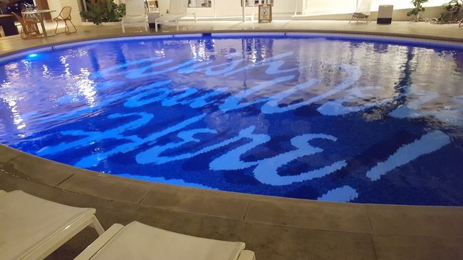 ◇2019年5月10泊12日★気ままに過ごすハワイ★<br /><br />私の、ささやかな望みは、自分の年齢よりも多くハワイに行く事です。<br /><br />若い頃は、毎日ゴルフをして 海やプールにも毎日行ってました。<br /><br />現在は、海にもプールにも行かず、飲みたい時に飲み、食べたい時に食べ<br />寝たい時に寝る。<br />その日その時の 気分の赴くままに過ごしてます。<br /><br />これが、現在のmahalo流ハワイの過ごし方です!<br /><br />ハワイの友に会い、縁の有る人に会い、毎年待ってくれている仲間と会う!<br />現地で連絡を取り合って、お互いのタイミングの良い人に会って<br />食事をしたり飲んだりします!<br />最高の気ままなハワイ生活です!!!<br /><br />私にとってハワイに来た時の最高に贅沢な時間です!<br />この様なハワイステイが後何年出来るか分かりませんが、<br />体力が続く限り”ただいま”と言う感じでハワイに行こうと思っています。<br /><br />I Love Hawaii !!!<br /><br />◆9日目<br />5月29日(水)◇今日も何も予定なし:気ままに過ごす一日♪♪♪<br /> <br /> *ヒルトンからビーチ沿いに散歩<br /> *ステーキシャークで昼食<br /> *散歩帰りにアメリカ陸軍博物館<br /> *家内の友人道代さんが部屋に遊びに来る<br /> *Mさん・ピーちゃんとマヒナ・アンド・サンズでディナー<br />