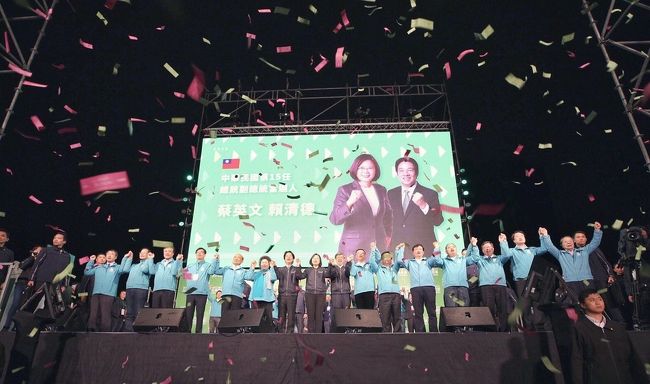 出張含めこれで20回目の台湾訪問。2020年1月11日に4年毎の台湾総統選が実施されました。正式には中華民国第15任総統、副総統選挙と言います。日本の選挙の雰囲気と全然違い、前夜も夜中まで集会があり、老若男女関わらず選挙に高い関心がある姿は素晴らしいと感じました。また今回は中国の一国二制度政策に反対する台湾、それを支援する米国と中国との米中対立の代理選挙と言われています。結果は中国と距離を置く蔡英文氏が817万票を獲得し圧勝しました。総統選の投票率は74.90%、総統選と同時に行われた立法院選挙は蔡英文氏の民進党が113議席中、単独過半数の61議席を獲得しました。最大野党・国民党は38議席でした。日本の選挙と選挙活動、国民の意識など違いが多々あり、また日本の政治に対する意識の低さを痛感する旅でした。