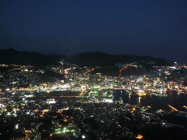 気象条件に恵まれ念願の軍艦島に上陸した後は、もう一つのメイン「長崎の夜景」を見るため夕暮れ前から稲佐山展望台に移動。「世界新三大夜景」と「日本新三大夜景」に選定された1000万ドルの夜景をたっぷりと堪能してきた。<br /><br />往路　JAL605　羽田07:25→長崎09:30<br />1日目　軍艦島、稲佐山の夜景<br />　ベストウェスタンプレミアホテル長崎宿泊<br />　（現 ザ・ホテル長崎ＢＷプレミアコレクション）<br /><br />2日目　市内観光、鍋冠山の夜景<br />復路　JAL616　長崎20:25→羽田22:00