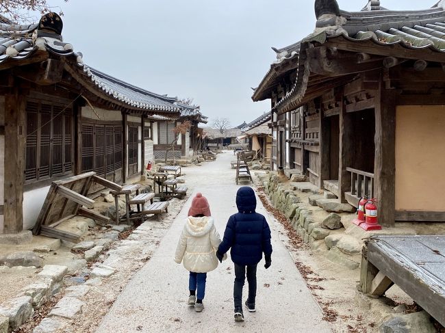 韓国家族旅行3日目。<br /><br />義母のリクエスト「韓ドラロケ地ツアー（龍仁大長今パーク）」に参加。<br /><br />韓ドラ好きばかりなので、終始大盛り上がり♪<br /><br />子どもたちもそれなりに楽しんでくれたかなw<br /><br />ただ、とにかく寒かった…。