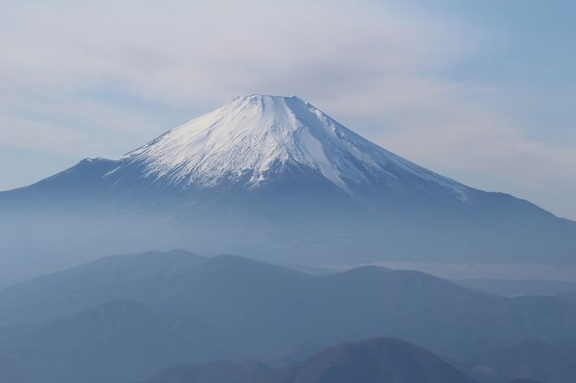 作治小屋に車を停め、塔の岳山頂までのピストン。空気が澄んでいて富士山に加え相模湾まで遠望することができた