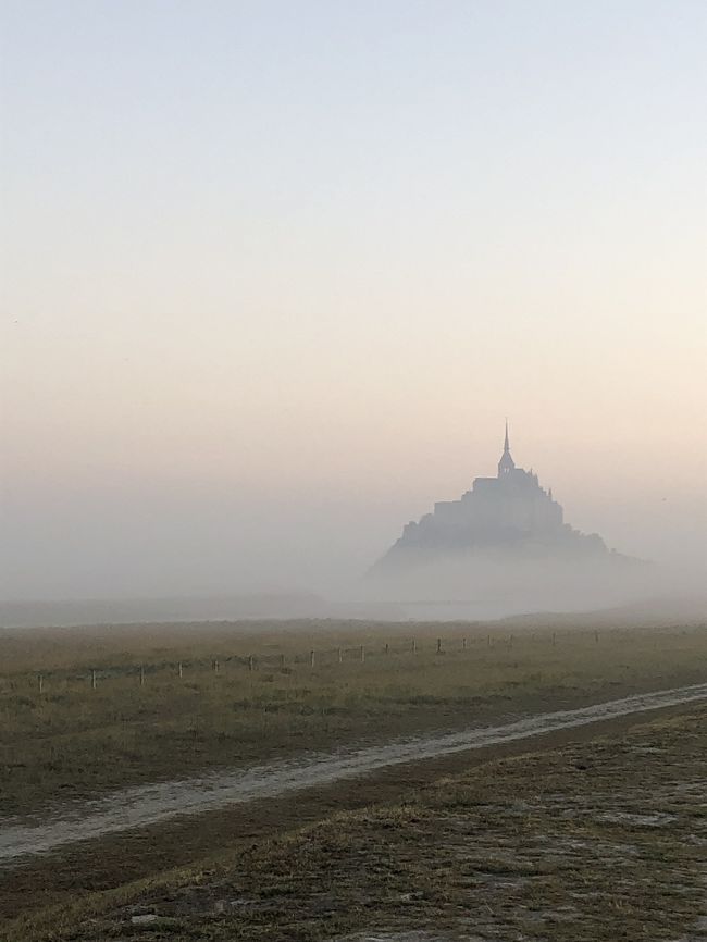 モンサンミッシェル一泊旅行。パリから車で行きました。長閑なドライブロードを経て、モンサンミッシェルが見えたときの感動、24時間いつ見ても美しい景色、潮の満ち引きで変わる表情に胸を打たれました。フランス旅行では外せないポイントだと思います。