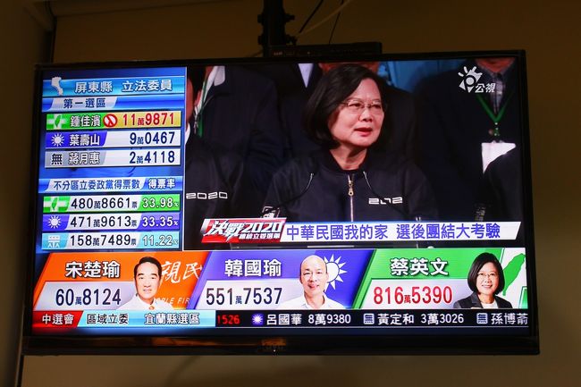 冬が嫌いです。<br />Jリーグもないし、何より寒いので釣りに行く気もしない。<br />休みごとに家でゴロゴロしています。<br />というわけで、暖かい国に束の間逃避することにしよう。<br />飯が旨く、居心地が良さそうで、まだ行ったことのない所。<br />一昨年に台南からの帰りに通っただけで心残りだった高雄に行くことにしました。<br />(1台湾元=3.8円:両替ベース)