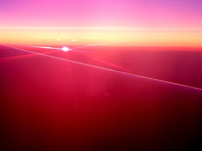 クリスマスの翌日、今回のスペインとポルトガルの旅が始まりました。<br /><br />まずはアエロフロート航空でモスクワ経由でバルセロナへ。<br /><br />成田空港(NRT第一ターミナル)13:20 → モスクワ(SVO D) 17:35 SU265 所要10:15<br />モスクワ(SVO D)19:50 → バルセロナ(BCN)22:35 SU2512 <br /><br />バルセロナの空港からはエアポートバスでカタルーニャ広場へ。近くの安宿に泊まります。