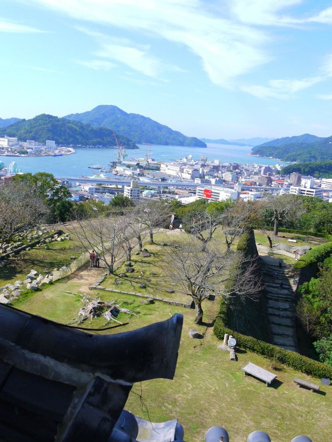 戻りガツオ目当てでやってきた高知の旅。<br />メインの「カツオの夕べ（オフ会）」以外は基本自由行動なので、私は長めに休みを確保してその前後で鉄道旅を満喫してきた♪<br /><br />日程はこんな感じ↓<br /><br />　10/18（金）　大阪→高知　土佐くろしお鉄道（中村・宿毛線）<br />　10/19（土）　中村→高知　土佐くろしお鉄道乗り倒し＆カツオフ<br />　10/20（日）　みんなで足摺日帰りドライブ旅<br />　10/21（月）　秘境駅＆予土線<br />★10/22（火・祝）予土線＆宇和島周辺　大阪へ<br /><br />※この旅行記は★のところの宇和島～大阪編。最終回です。<br />※10/20～22はJR秋の乗り放題パスを利用してます。<br />※題名に「カツオ」って書いてますが、この旅行記には全く出てきません。<br />※むしろグルメはあんまり期待しないでください。<br />※カツオ見たい方はシリーズ前半（１）～（４）くらいを見てください。<br />ーーーーーーーーーーーーーーーーーーーーーーーーーーー<br /><br />最終日の前半は予土線＆土佐大正駅を堪能してきた。<br />宇和島に戻ってからは、まだ時間もあるし、天気もめっちゃいいし！<br />ってことでホテルのレンタサイクルを利用して宇和島城へ＝З<br /><br />ここは現存12天守の一つ（国宝ではない）で、一回来てみたかったんよね～(*^-^*)<br /><br />そして大阪まではのんびり鈍行＆船で帰ります。<br />松山までの風光明媚な予讃線で途中下車してみたりしつつ、最後は定番のオレンジフェリーで。<br />オレンジフェリーが新造船でキレイになったからまた乗ってみたかってん♪<br />特にお風呂とかきれいになっててめちゃくちゃ良かった！！<br />四国の旅の締めくくりは「船旅」・・・やっぱコレやね(´ー｀)ｳﾑ<br /><br />ではでは、長くなった高知旅の最終回です。<br />