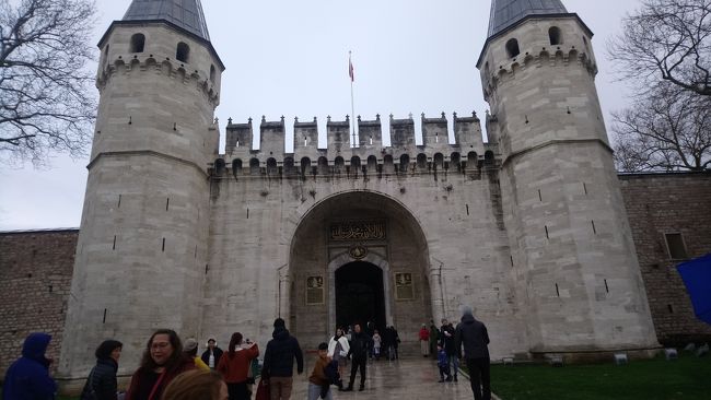 トルコ4日目、イスタンブール市内終日ツアーです。<br />現地ガイドさんとはホテルで9時に待ち合わせ、私たち2人だけでした。<br />旧市街にあるホテルなのでここからトラムで出発です。<br />トラムのほうがはるかに早く便利だそうです。