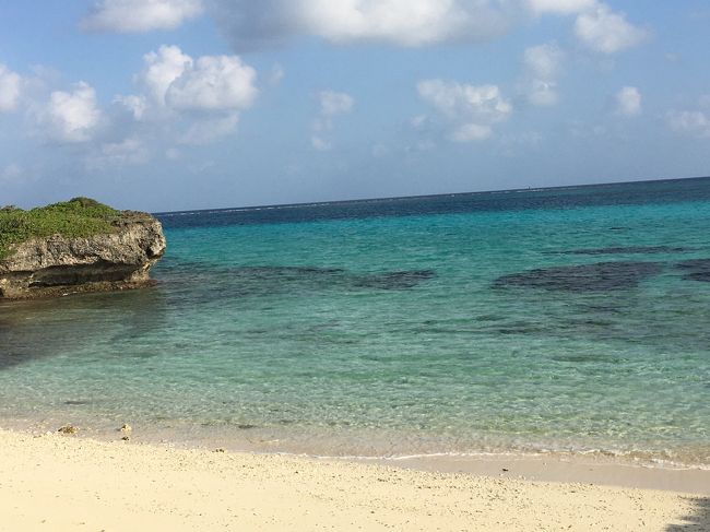 青い海の宮古島。<br />一人旅で訪れました。<br />しかし、長袖のブラウスに長いスカートの私を見て、今日きたのか？　　違うなら何故そんな格好している？<br />海しかない所で海で遊ばず何をしに来た、と現地の人に言われました。<br />確かに周りは短パン、Tシャツで真っ黒な女子ばかり。<br /><br />それだけしか魅力のない島なのか、と思い残念な気持ちになりました。<br /><br />いいところが沢山あるのに、泳がないと来てはいけないの？て思って悲しくなってしまいました。<br /><br />旅行の思い出はこの言葉一つで、あまり印象が無くなってしまった。