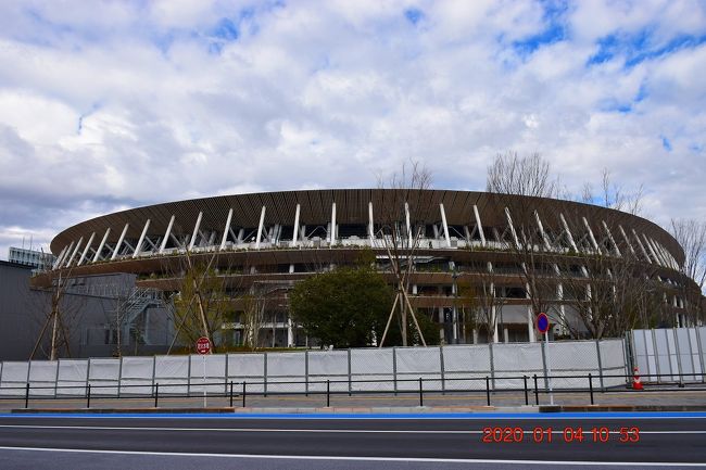 オリンピックミュージアムを見た後は、11月に完成した新国立競技場を一周してみることに・・・<br />2019年2月に建設中の新国立競技場の周囲を一周しましたが、それ以来、約1年ぶりになります。<br /><br />2019年2月の競技場一周旅行記<br />https://4travel.jp/travelogue/11461760