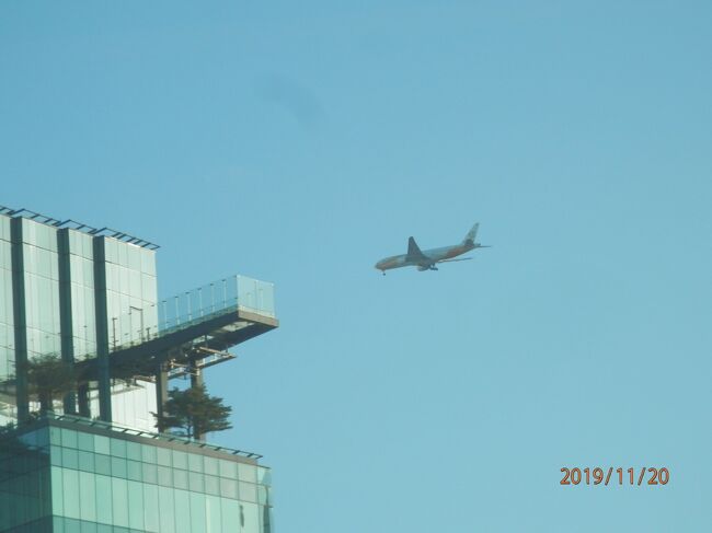 bkk9回13水曜1朝となりのビルの屋上に見えるもの<br />写真は１９１１２０－０７０７．飛行機が撮れた。エンポリスイートの横でこの日だけ。ほかの日は見ていない。ヘリコプターは少し前から大きな騒音が聞こえてくるから分かる。ヘリコプターは毎日じゃない。昔はHBOビルから毎日のように出勤していたけれども。