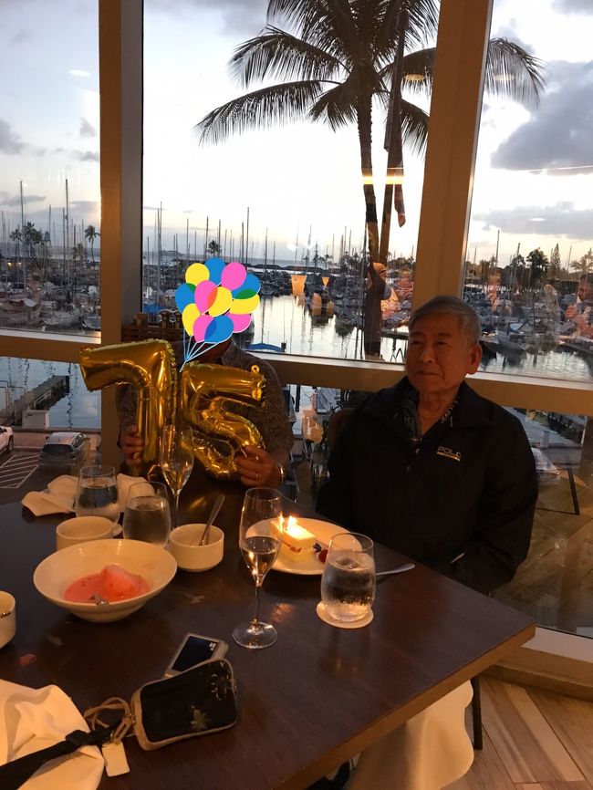 夫が大病を乗り越えて、大好きなハワイで75歳誕生日を祝いました。<br /><br />ハワイへ行こう、行けますように!が闘病中の目標でした。<br /><br />夫は退職後、毎年のように友人達とハワイ旅を楽しんでいましたが<br />昨年大きな手術を経て3年ぶり、私は実に42年ぶりのハワイです!<br />夫のハワイ旅仲間で大学以来の親友ご夫妻も参加して下さいました。<br /> <br />旅行記を書く予定ではなかったので、ほとんど写真がありません。<br />終活旅の備忘録ですのでどうぞご容赦下さい。<br /><br /><br />、4月8日 プリンスワイキキに6泊8日のハワイ旅<br /> 4月9日 ロイヤルハワイアンH 友人夫妻とテイムホーワンで夕食<br /> 4月10日 イオラニ宮殿 ウルフギャング・ステーキハウス <br /> 4月11日 75歳お祝い夕食会<br /> 4月12日 ヒルトン・ハワイアン・ビレッジ <br /> 4月13日 アラモアナショッピングセンター<br /> 4月14日 ホノルルハーフマラソン開催日にホノルル出発で大騒動