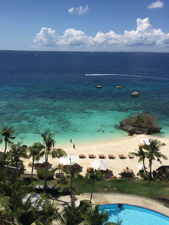 セブ島に5泊滞在した時の記録(ホテルメイン）写真加工なしです<br /><br />シャングリラのHPから予約が一番安く感じた。オーシャンクラブ滞在。<br />毎日１７時から１９時までカクテルアワー。ビア、ワイン、ジュース。カクテルは見かけず。昼間は軽食（甘めの）、水、コーヒーなど自由に飲めて〇。<br />→ホテル内レストランはそこまで安くはないので、酒好き＆晩御飯がっつり食べることを考えるとオーシャンクラブお得感があります。ルームサービスのメニューは割安感ありました。マッシュルームスープが安くて美味！<br /><br />飛行機もフィリピン航空HPから予約が座席も指定できて一番安かった。<br />滞在中にしたアクティビティ＞<br />・アイランドホッピング→ナルスアンともう１島。餌付けされていて魅力半減かな。おやびっちゃに囲まれ…他のお客にももまれ…。<br />・釣り→なぜか写真がない！シャングリラ目の前から出るので楽。バンカーボートなので揺れもなく快適。<br />・パラセーリング<br />・母はホテルのバスでモールで買い物。片道100フィリンペソだった記憶。<br /><br />海はきれい！島国だからか波がなく、エメラルドグリーンのエリアが広い。<br />珊瑚は場所によってはなのかな？私がいった離島はサンゴはイマイチ、魚は餌付けされていたのが残念。<br />