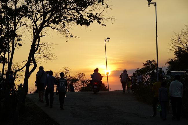 2019~20年の年末年始,タイのバンコクとカンボジアのアンコール遺跡に行ってきました!<br /><br />【4日目】夕方はシェムリアップ郊外の丘にある「プノン・クロム」という遺跡に向かい,美しい夕景を眺めます。<br />【5日目】シェムリアップからバンコク経由で帰国の途につきます。<br />【6日目】セントレアに到着して旅を締めくくります。
