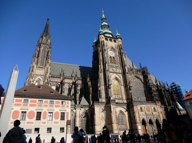 昨年9月の「独仏とベネルクス3か国の小さな美しい村を巡る旅」(https://4travel.jp/travelogue/11418174#travelogue_groupArea)に引き続いてのbaba友の旅。2019年秋はチェコ一か国を集中的に回ることに。チェコの世界遺産12か所をすべて見て回れるというツアーを見つけて参加を決定! ツアー観光最終日のこの日、ストラホフ修道院の素晴らしい図書館を見学した後は、聖ヴィート大聖堂、プラハ城を見学しました。2015年にプラハを訪れた時には双方とも外観のみの見学で残念な思いをしたとので、今回は入場見学できるとのことで、楽しみにしていました。特に聖ヴィート大聖堂では、ステンドグラス越しに差し込む日の光で大聖堂内はより荘厳な雰囲気にあふれ、感動でした。日程は以下のとおり。10月 7日(月・1日目)出発 成田発~ワルシャワ経由~プラハ着 (プラハ泊)10月 8日(火・2日目)カルロヴィヴァリ(温泉地)、プルゼニュ(ビール工場) (チェスキークルムロフ泊 2連泊)10月 9日(水・3日目)【世界遺産①】チェスキークルムロフ、 フルボカー・ナド・ヴルタヴォヴ城 【世界遺産②】ホラショヴィツェ (チェスキークルムロフ泊 2連泊)10月10日(木・4日目)【世界遺産③】テルチ、 【世界遺産④】聖プロコピウス聖堂とユダヤ人街(トゥシェビーチ) ヴァルチツェ城 【世界遺産⑤】レドニツェ城観光 (ブルノ泊 2連泊)10月11日(金・5日目)プンクヴァ洞窟 【世界遺産⑥】リトミシュル城 【世界遺産⑦】ブルノ (ブルノ泊 2連泊)10月12日(土・6日目)モラヴィア平原ドライブ 【世界遺産⑧】クロムニェジージュ城と庭園 オロモウツ(【世界遺産⑨】聖三位一体柱 (ブルノ泊 2連泊)10月13日(日・7日目)ゼレナーホラ(【世界遺産⑩】聖ネポムツキー巡礼教会) 【世界遺産⑪】クトナーホラ (プラハ泊 2連泊)10月14日(月・8日目)【世界遺産⑫】プラハ (プラハ泊 2連泊)10月15日、16日(火、水・9、10日目)帰国 プラハ発~ワルシャワ経由~成田着