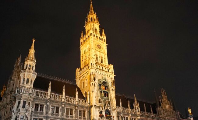ミュンヘン(München Munich)には、映画『去年マリエンバードで』のロケ地となったニンフェンブルク城(Schloss Nymphenburg)や映画『Uボート』で使用した潜水艦艦内セットに入ることができる映画撮影所 ババリア・フィルムシュタット(Bavaria Filmstadt)など、映画好きには必見の場所がある。<br />そして、ミュンヘン・レジデンツ(Residenz München)内にある不気味でエスニックなグロット宮殿(Grotto Courtyard)や異様でおどろおどろしい内装のアザム教会(Asamkirche)、かつて見本市会場として賑わった旧植物園(Alter Botanischer Garten)など興味深い史跡も多い。<br />また、オクトーバーフェストではビールテントが賑わうようにミュンヘンは美味しいビールが山ほどあり、レストランも美味しい。そして市場や食料品店も多く、食材豊富で自炊もなんなくこなせる美味しい街でもある。<br /><br />● ミュンヘンへ / 空港から市内へ<br />● ミュンヘンの史跡<br />・ミュンヘン・レジデンツ(Residenz München)/ グロット宮殿(Grotto Courtyard)<br />・ニンフェンブルク城(Schloss Nymphenburg)<br />・アザム教会(Asamkirche)<br />・旧植物園(Alter Botanischer Garten)<br />● ババリア・フィルムシュタット(Bavaria Filmstadt)<br />● 美味しいミュンヘン<br />・ミュンヘンのビール Räuber Kneißl<br />・ミュンヘンのビール Augustiner Bräu とドイツ料理のレストラン Liebighof<br />・ミュンヘン中央駅そばの美味しいトルコ料理 Altın Dilim<br />● ミュンヘンのアパート泊(City Aparthotel München )<br /><br />ミュンヘンに行く為に成田空港を発つ際は生憎の大雨に見舞われ空港へのアクセスやトランジットなど不安の多い旅立ちとなった。幸いトラブルには見舞われなかったが、この辺りの顛末は別記事『大空港の乗り継ぎ(トランジット)のミスとロストバゲージの恐怖』をご参照いただきたい。<br />また、ドイツ入国の際の税関トラブルについて不安のある方は合わせてこちらの記事『ドイツ入国、デュッセルドルフ 乗り継ぎ(トランジット)方法と所要時間 / ドイツ入国時の厳しいと言われる税関は怖くない スマホ、カメラ、パソコンの申告について』も参考になるかと思う。<br /><br />トランジットのモスクワからミュンヘンまで空路では3時間。短い時間ながら夕食が提供され少々驚いた。ミュンヘン空港(Flughafen München / Munich Airport)は予定通り夜遅く、22時半に到着したが、荷物もすぐに受け取ることができ、順調な滑り出し。ベルリン テーゲル空港で同じく夜中到着で荷物のロストを体験したので、今回は同じドイツでもひと安心。<br /><br />詳細はコチラから↓<br />https://jtaniguchi.com/munchen-munich-bayern-touristguide/
