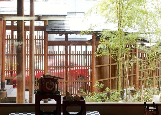 お正月は、みなかみ町の旅館「たにがわ」に泊まりました。<br />とても良かった。<br />のんびりできました。<br />また行きたい。<br /><br />太宰治も宿泊していたという、古い旅館です。<br />なので、小さい太宰治ギャラリーなんかもあります。<br /><br />雪が心配だったので、電車で行きました。<br />それに、高速道路は、ものすごく高い橋があり、<br />そこは壁が低いし、風が強いし、<br />けっこう怖いんですよ・・・。<br /><br />上越線は、観光のシーズンは混むけれど、<br />高崎からの往路も、水上駅からの復路も、<br />どちらも始発駅なので、座れるし、<br />景色を観ながらのんびり電車で行くのも、<br />いいかもしれません。<br /><br />駅前に、送迎車が来てくれます。<br />事前にお願いしておいたので、<br />改札を出ると、もう待っていてくれました。<br />感じの良いおじさんの運転で、<br />10分ほどで、たにがわへ。