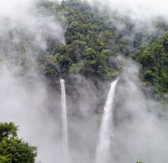 パークセー滞在記【１】～ラオス南部で雨季の滝巡り～