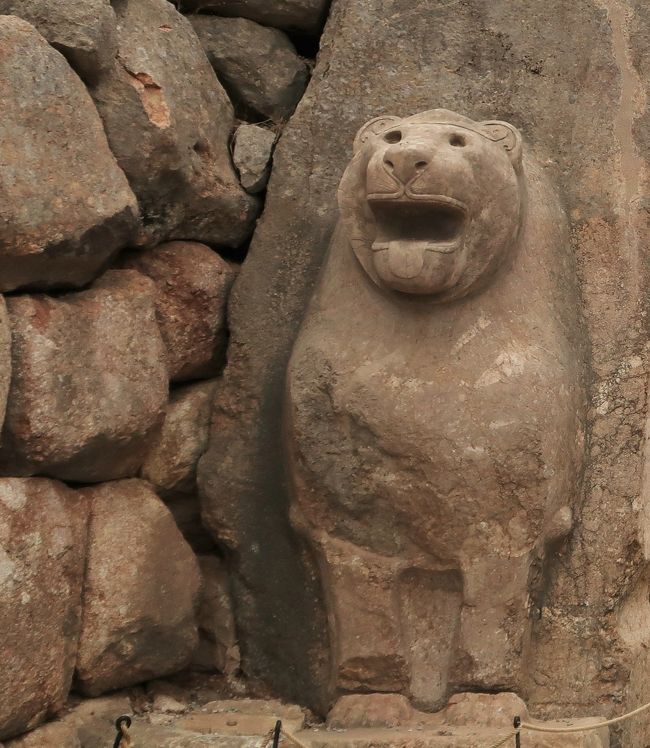 トルコの旅・世界遺産4つめは古代ヒッタイト王国の首都ハトゥシャシュ遺跡です。ハトゥシャシュの遺跡群はびっくりするくらい地味…。歴史に詳しいガイドさんの丁寧な説明がなかったら、何をどうみたらよいのかわからなかったことでしょう。事実ここを組み入れているツアーは少なく、カッパドキアからアンカラへ向かうルートはトゥズ湖経由のツアーがほとんど。実際訪れてみて理由がわかりました。世界遺産ではありますが、地味で写真映えしない…　そして道が悪路なのです。カッパドキアから遺跡に向かうには、舗装されていない峠道をガタガタ揺れながら行かなければならず、道中ドライブイン的なものもほとんどありません。そんなハトゥシャシュですが、夫は帰国後今回のトルコ旅行で一番良かったのは、ハトゥシャシュ遺跡だと言いました。華麗なイスタンブールより絶景のカッパドキアより上？？？　何故に…　恐らくそんなことを言う日本人は、彼くらいだと思いますが、広大な大地にひっそり佇む遺跡群に古代へのロマンを感じた夏秋でした。結論として、行って良かったです。w<br /><br />9月12日(木）<br />QR813（羽田00：01→ドーハ05：00）<br />QR347（ドーハ07：15→イズミール11：40）<br /><br />イズミール空港からバスでエフェソスへ（60ｋｍ）<br />◆エフェソス観光（世界遺産1)<br /><br />バスでパムッカレへ（185ｋｍ）<br />宿泊　パムサーマルホテル（パムッカレ）<br /><br />9月13日（金）<br />◆ヒエラポリスとパムッカレ（世界遺産2）<br /><br />バスでコンヤへ（410ｋｍ）<br />◆コンヤ（メヴラーナ博物館）<br />宿泊　グランドホテルコンヤ（コンヤ）<br /><br />9月14日（土）<br />◆キャラバンサライ<br />バスでカッパドキアへ（230ｋｍ）<br /><br />◆ギョレメ国立公園とカッパドキアの岩窟群（世界遺産3）<br />パシャバー・ゼルヴェ・デヴレント（ラクダ岩）エセンテペ(3姉妹の岩）<br />洞窟住居お宅訪問・ローズバレー<br /><br />宿泊　ウチヒサールカヤ　（カッパドキアの洞窟ホテル）<br /><br />9月15日（日）<br />◆カッパドキア<br />ギョメレ野外博物館・トルコ絨毯ショップ・カイマクルの地下都市<br />ウチヒサール　　ギョレメ<br />陶器のお店　（venessa seramik）<br /><br />宿泊　ウチヒサールカヤ　（カッパドキアの洞窟ホテル）<br /><br />9月16日（月）<br />トルコ石ショップ<br />カッパドキアからバスでボアズカレへ（240ｋｍ）<br />◆ボアズカレ観光<br />ハトゥシャシュ遺跡(世界遺産4）　　ヤズルカヤ遺跡<br />バスでアンカラへ（210ｋｍ）<br />◆アンカラ<br />宿泊　ラディソンブル（アンカラ）<br /><br />9月17日（火）<br />◆ゴルディオンの遺跡<br />◆ブルサ観光（世界遺産5）<br />ウルジャーミィ・イェシルジャーミィ・イェシルテュルベ<br /><br />◆コザハン<br />宿泊　シェラトンアタキョイ（イスタンブール）<br /><br />9月18日（水）<br />◆イスタンブール歴史地区（世界遺産6）<br />ブルーモスク・トプカプ宮殿・アヤソフィア<br />地下宮殿・グランドバザール・エジプシャンバザール<br /><br />宿泊　シェラトンアタキョイ（イスタンブール）<br /><br />9月19日（木）<br />◆イスタンブール観光<br />ガラタ塔・チュネル乗車<br />イスティクラル通り・チャムルジャの丘・カドキョイ<br /><br />QR238（イスタンブール22：20－ドーハ02：30）<br /><br />9月20日（金）<br />QR812（ドーハ06：45－羽田22：40）<br />