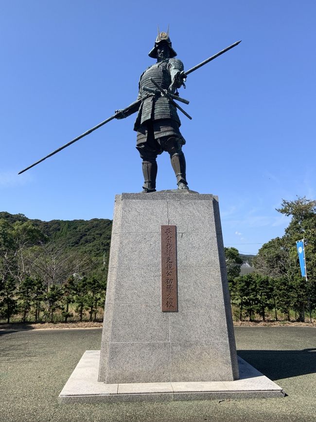 　たまたま空いた土日にどこに行こうかと考えていると、大阪から近場の高知への航空券が目に付きました。高知へは行ったことがなかったので、行きたかったことがあります。それに加えて、坂本龍馬は別に好きではないのですが、偶然ネットで見かけた若宮神社の長曾我部元親像に見とれてしまいまして、あれを実際に見てみたいと思ったことがきっかけです。そして、もう一日どうしようか、あと徳島県の祖谷渓にも行きないなあ、交通の便が悪いから無理かなあ、と調べてみると、ちょうど祖谷渓のかずら橋など主要地域へと行く定期観光バスがあることを発見しまして、これは行かなければと思い、高知行きを決めました。<br />　行程は1泊2日。1日目は大阪から移動、そして高知市内を探検し、高知市内に1泊。高知城、はりまや橋、桂浜、そして長曾我部元親像も見てきました。2日目は、早朝から徳島県の阿波池田駅まで行き、そこから祖谷渓の定期観光バスツアーに乗車。かずら橋や、小便小僧などを見ました。ツアー終了後は、JR大歩危駅から高知空港へと行き、大阪へと帰ってくるという行程です。感想としては、高知は、観光はさることながら、カツオのたたきなど、食事は非常においしく、これだけで何度も来てしまいそうです。<br />　上記のような行程ではあるのですが、紹介したいところが多くなってしまったため、旅行記を高知市内2回、祖谷渓の合計3回に分けてご紹介したいと思います。今回はその1として、高知へと行ったところから、桂浜、そして長曾我部元親像を見るところまでをご紹介したいと思います。今回の旅行は全般的に晴天に恵まれたために、非常にいい写真が撮れました。<br />