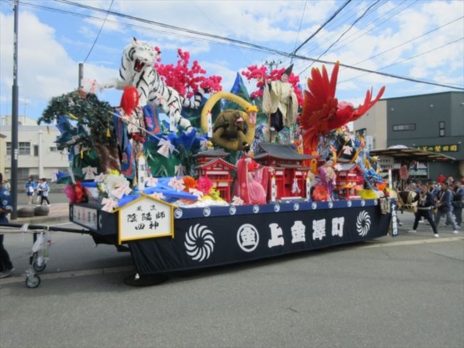 新庄祭りは新庄市で毎年８月24～26に開催される国の重要無形民族文化財で、東北の主な夏祭りが終了した後に行われることもあってか、県内外から沢山の観光客が訪れる一大イベントです。それでも、ねぶた祭りなどと比べると知名度はずっと低いので、ある意味狙い目の夏祭りかも知れません。我が家では２年おきくらいに訪れていますが、今までは夜間に行われる宵祭りばかりで、昼間の本祭りには行ったことがありませんでした。2019年は本祭りが日曜日になったことから、昼のパレードを中心に見に行くことにしました。日曜ということもあってか、普段は静かな南本町十字路付近は身動きできない程の人手でした。