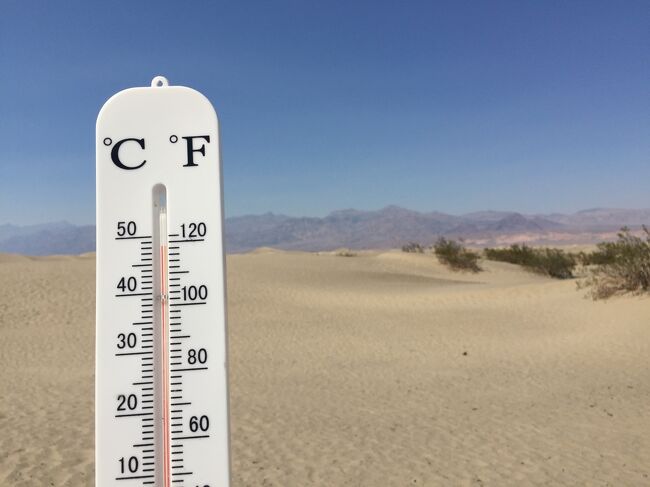 世界一暑い50℃の灼熱のデスバレー。駐車場から滑らかで砂紋が広がる砂丘を歩くと、見慣れた場所とは違う別世界にいるという実感がわいてきます。