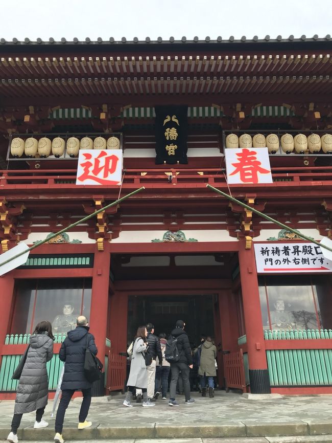 年末年始、久々の９連休。妻と義母との３人での旅行。<br />出来れば海外に行きたかったのだが、退職して収入減のため、国内旅行に切替え。<br />久々の東京観光、うち一日は妻の従兄弟と会うため鎌倉を訪問することにした。<br />京都から新幹線で東京へ。ＪＴＢで浅草のビジネスホテル（朝食付き）で三泊四日、シングル３室のプランを申し込んだ。この時期としては結構安いと思われる６万円台のプランだった。<br />滞在した４日間、毎日１回は浅草寺まで行ったのだが、いつ行っても景色はあくまで東京の浅草なのだが、聞こえてくる言葉は圧倒的に日本語以外の言語。<br />インバウンドのすさまじさを体感した。