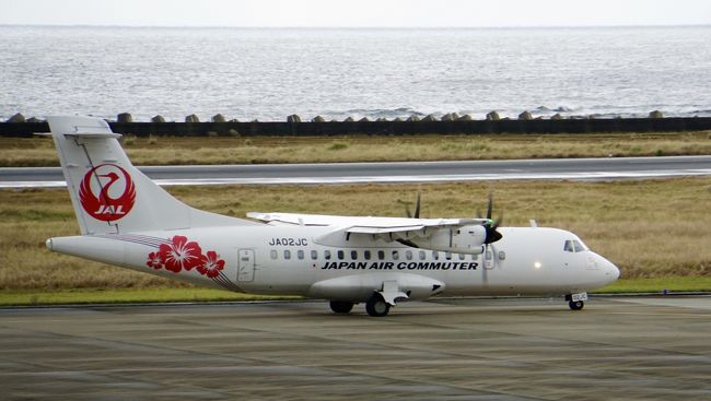 島と島を飛び回るアイランドホッピング。<br />一度やってみたかったのです(*´ω`*)<br />ついに実行するときがやってきました。<br /><br />2日目はその本番。<br />効率を優先すれば1日で10レグいけるけど、<br />効率より島で泊まるロマンが優先です(・∀・)<br /><br />・1日目<br /> 伊丹10:40ー鹿児島11:55<br /> 鹿児島13:15ー喜界14:25<br /> 喜界16:45ー奄美17:05<br /><br />・2日目 ←この旅行記<br /> 奄美10:55ー徳之島11:25<br /> 徳之島11:55ー沖永良部12:25<br /> 沖永良部12:55ー那覇13:40<br /> 那覇14:25ー沖永良部15:20<br /> 沖永良部15:50ー徳之島16:20<br /><br />・3日目<br /> 徳之島10:35ー奄美11:05<br /> 奄美11:35ー喜界11:55<br /> 喜界14:55ー鹿児島16:00<br /> 鹿児島17:50ー伊丹19:00
