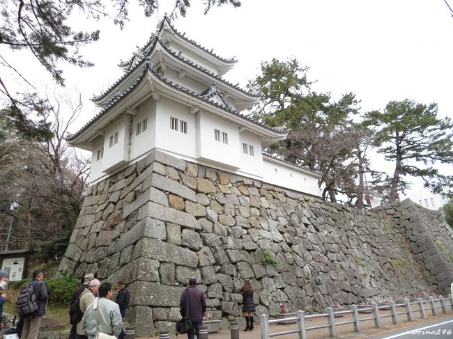 1月13日に四日市で会合があるため、前日から出掛けることにして、全国で一番短い名前の市「津」を久しぶり（ン十年ぶり）に訪ねました。<br />昔から「伊勢は津で持つ、津は伊勢で持つ」と言われる三重県の県庁所在地「津」ですが、現在は、伊勢へ行く人は多くても、津へ旅する人はあまり多くないかも知れませんね。<br /><br />久しぶりに「津ぅ」のうなぎを食べた後、城づくりの名士藤堂高虎が手掛けた津城跡や津観音と周り、国宝に指定された大きな堂宇２つを有する高田本山専修寺をお参りさせてもらいました。<br /><br />表紙の写真は、津城跡に建つ丑寅三重櫓です。<br /><br /><br /><br /><br />