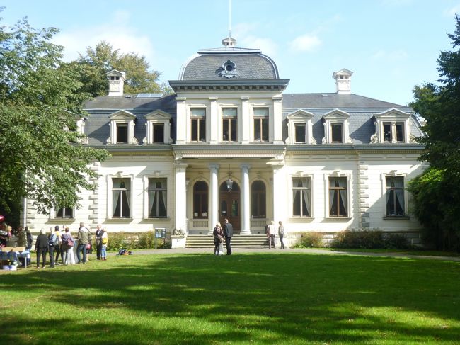 <2019年ドイツの初秋:メルヘン街道と木組み建築街道の旅><br />期間:2019年9月18日(水)~10月03日 (木) <br />(14泊+機中1泊=15泊16日間の旅)<br /><br />9月20日(金) 86km 、晴れ・13℃<br />起床6:00、タクシーでホテル シュタット ブレーメンを8:55出発=>市内渋滞で9:25 ブレーメン国際空港着、Avis手続き9:40(出発時8,720km )空港出発10:12=>B75・A28・A29 63 km Rastedeラシュテーデ(Schloss Rastedeラシュテーデ城:ロッテの館)11:20~13:25<br /><br /><メルヘン街道と木組み建築街道の旅><br />10月03日 (木) メルヘン街道と木組み建築街道の旅・帰国の御挨拶<br />9月18日(水)①5年ぶりのブレーメンにクタクタで到着。<br />9月19日(木)②友人夫妻と行くブレーマーハーフェン観光。<br />9月19日(木)③ブレーメンの名物店“猫のカフェ”で夕食。<br />9月20日(金)④オルデンブルク大公家の夏の別荘ラシュテーデ城を訪ねる。<br /><br />写真はSchloss Rastedeラシュテーデ城:Prinzenpalais(Palace)プリンツェンパレス
