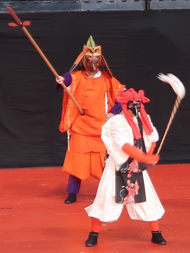 山代大田楽(石川県加賀市)「大田楽」とは、平安時代から室町時代にかけて全国で熱狂的に流行し、次第に姿を消した芸能「田楽」を狂言師 五世 野村万之丞(八世 野村万蔵 1959-2004)が学術研究家や音楽家、舞踏家と共に現代風に再生し創り上げた市民参加型の祝祭です。1993年度文化庁芸術祭賞を受賞し、長野オリンピック閉会式をはじめ、全国各地や海外でも多数公演されています。『山代大田楽』は、石川県の伝統芸能として加賀の夏の風物詩となっており、2020年夏に25回目を迎えます。躍動感あふれるリズムと踊り、華やかな装束に冴えわたる笛の音で新たな感動と興奮をぜひ体感してください。https://www.tokyo-dome.co.jp/furusato/festival/#link01 より引用 山代大田楽 については・・http://www.yamashiro-spa.or.jp/daidengaku「ふるさと祭り東京 〜日本のまつり・故郷の味〜」は、毎年1月に東京ドームで開催される、大規模な全国各地の物産展である。 2009年1月より開催。毎年、東京ドームに全国各地の名物を販売する物販ブースが多く設けられている。また、ステージでは全国の有名なお祭り(青森ねぶた、秋田竿燈まつり、東京高円寺阿波おどり、沖縄エイサー祭りなど)が披露されている。(フリー百科事典『ウィキペディア(Wikipedia)』より引用)ふるさと祭り東京 については・・https://www.tokyo-dome.co.jp/furusato/