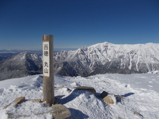 新穂高ロープウェイの西穂高口駅から西穂丸山までのルートは、雪山初心者でも安全に登れて冬の北アルプスの雰囲気を味わえることで知られる人気のルートです。今冬は積雪が例年に比べ非常に少ないとのことで、雪山経験がほとんどなく、4本爪の軽アイゼンしかもっていない自分でも登れそうだと思い、年末に青春18きっぷを利用して行ってきました。