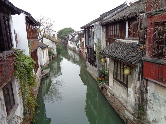 3回目の蘇州旅行、今回は蘇州をベースに近郊の水郷古鎮をめぐってきました。<br />今回は、同里・周荘・用直・南潯をめぐって、以前行ったことのある烏鎮・西塘と合わせて、江南六大古鎮コンプリート。<br />3日目の、周荘古鎮です。<br />水郷古鎮という言葉が、本当にぴったりの古鎮でした。