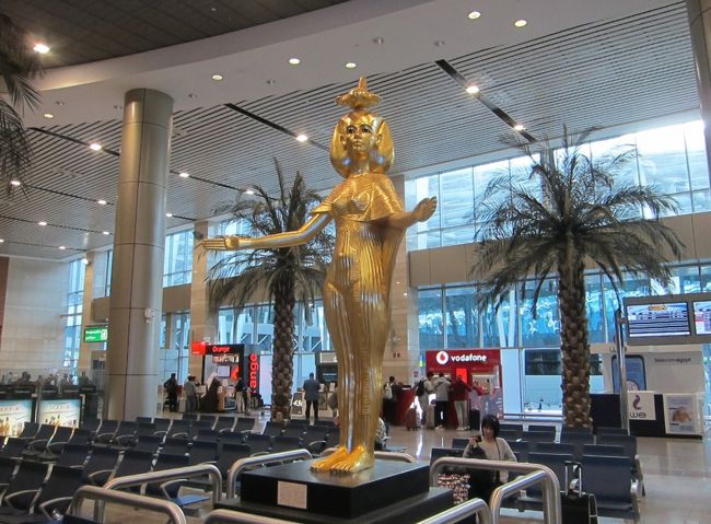 2019年~2020年の年末年始にエジプトを旅しました。<br /><br />1日目・・・成田空港からJALマイル一人11万マイルで交換したエミレーツ航空のビジネスクラスにてドバイへ。<br />https://4travel.jp/travelogue/11590292<br /><br />★2日目・・・快適なドバイ空港のビジネスラウンジで6時間の乗継ぎ後、カイロへ、そしてエジプト航空にてルクソールへ移動。<br />https://4travel.jp/travelogue/11590306<br /><br />3日目・・・早朝気球に乗って、王家の谷を一望し、午後からカルナック神殿、ルクソール神殿を観光。<br />https://4travel.jp/travelogue/11590616<br /><br />4日目・・・タクシーを1日チャーターしてルクソール西岸を観光。<br />https://4travel.jp/travelogue/11594772<br /><br />5日目・・・タクシーをチャーターしてエドフ、オムコンボ神殿を観光してアスワンへ移動。<br />https://4travel.jp/travelogue/11597111<br /><br />6日目・・・アブシンベル神殿へ行く。<br />https://4travel.jp/travelogue/11597957<br /><br />7日目・・・アスワンの街を観光。<br />https://4travel.jp/travelogue/11598785<br /><br />8日目・・・アスワンからカイロへ飛行機で移動。ギザのホテルに宿泊してピラミッドを堪能。<br />https://4travel.jp/travelogue/11599222<br /><br />9日目・・・カイロ中心部のホテルに移動してオールドカイロ観光。<br />https://4travel.jp/travelogue/11605483<br /><br />10日目・・・カイロ、シタデルからイスラーム地区を散策。<br />https://4travel.jp/travelogue/11611612<br /><br />11日目・・・バフレイヤオアシスツアー1日目<br />https://4travel.jp/travelogue/11613364<br /><br />12日目・・・バフレイヤオアシスツアー2日目・夜はカイロ考古学博物館へ。<br />https://4travel.jp/travelogue/11613513<br /><br />13日目・・・午前中カイロを散策して、帰国の途に。ドバイへ。<br />https://4travel.jp/travelogue/11617100<br /><br />14日目・・・ドバイ乗継ぎで成田空港へ。帰国。<br />https://4travel.jp/travelogue/11619141