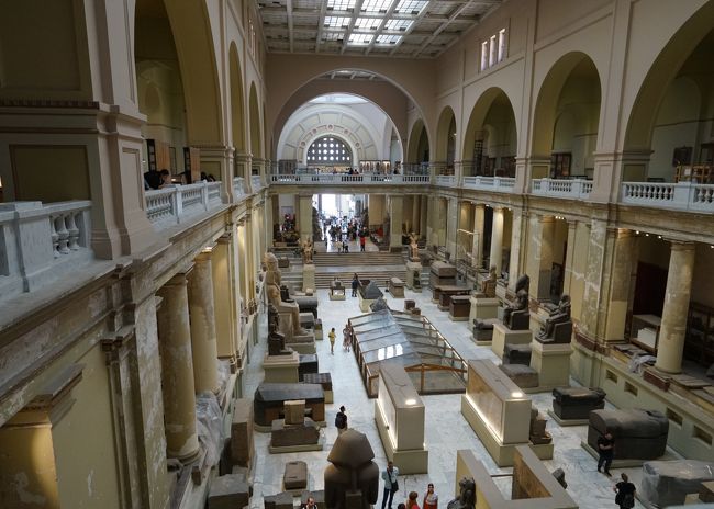 エジプト考古学博物館の旅行記の続きです。エジプト新王国時代（紀元前2040年頃-紀元前18世紀頃）以降のコレクションを紹介します。<br />また、博物館内部には「ミイラ室」が2か所あって、大人1人180EGP（約1170円）の別料金。なかにはラムセス2世など著名なファラオ（王）のミイラが多数安置されていますが、そちらは写真撮影は禁止となっていました。<br />本当に時間をかけて見ていたら1日かけても終わらないのでしょうが、限られたツアーの時間の中でも十分楽しめました。写真はたくさん撮りすぎて整理できてないのですが、詳細がわかったものを中心にアップしてみました。<br />※　展示品解説は「カイロ博物館古代エジプトの秘宝」「黄金のファラオと大ピラミッド展・図録」などの書籍を参照しました。