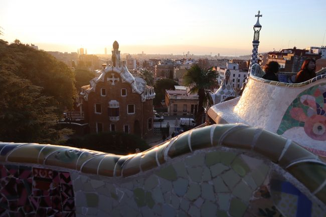 カタルーニャー広場の安宿をチェックアウトして、地下鉄でグエル公園へ。<br /><br />冬場は8:30まで入場すれば無料なので、十分に堪能してきました。<br /><br />それから、バスと地下鉄を乗り継いでカサ・バトリョに向かいました。