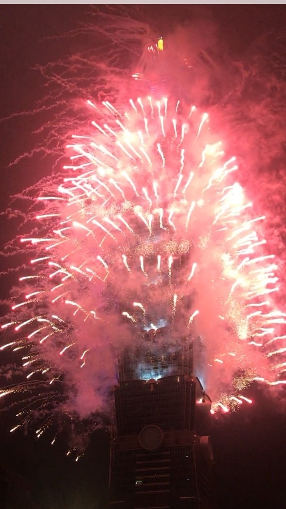 2019年から2020年の年越し旅行を考えているとき、久しぶりに台湾に行きたくなったので航空券を調べていると、ほとんど同じ値段でそのままトランジットでバリにも行けてしまうことに気づいてしまいました。<br />久しぶりの台湾、久しぶりのバリを両方楽しむ少々あわただしい年越しツアーとなりました。<br /><br />最初の旅行記は、台北での(ヒヤヒヤの)往路と、食事、そして何度目かのカウントダウン花火鑑賞です<br /><br />2019/12/31 成田空港⇒台北桃園空港 食事とカウントダウン花火<br />2020/01/01 台北桃園空港⇒ングラライ空港 ヌサドゥア<br />2020/01/02 ヌサドゥア滞在<br />2020/01/03 ヌサドゥア滞在<br />2020/01/04 ングラライ空港⇒台北桃園空港<br />2020/01/05 台北 食事と散策 台北桃園空港⇒成田空港