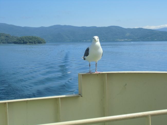 私たち三姉妹が結婚して初めて35年ぶりに家族旅行をしました。<br />母の希望で北海道・洞爺湖の3泊4日の旅です。<br />長女の私、次女、三女と姪のふたり、母の6名の3世代の女子旅となりました。<br /><br />札幌から送迎バスでホテルへ。<br />到着初日はお寿司。<br />帰りはジンギスカンを。とても美味で、ジンギスカンへの偏見はなくなりました。<br /><br />79歳の腰の曲がった母を同行しているので、観光地めぐりははせず、のんびり、ゆったりした日程を組みました。<br />と、いいながら1日は母を残してサイクリングに出かけましたが…。<br /><br />結果的に、これが母との最後の旅行となりました。<br />もっと、たくさんお喋りをしておけばよかったと後悔しています。<br />このとき、翌年の秋に母が急死するとは、思いも及びませんでした。