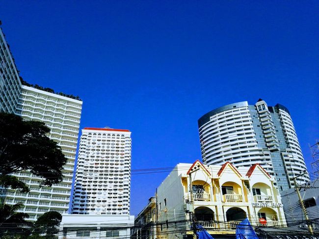 令和2年になりましたね😃<br /><br />遅ればせながらですが……<br />今年もヘッポコ旅日記を書き綴りますオキャマのヒロですぅ🎵<br />宜しくお願い致しますぅ……🙇<br /><br /><br />で、今回は令和元年~令和2年への年越しのオキャマ一人旅♪をチマチマ買い上げていきたいと思いますぅ🎵<br /><br /><br />今回の旅程はこんな感じぃ🎵<br /><br />12/27(金) 成田➡台北➡<br />12/28(土) ➡バンコク➡パタヤ ノンビリ パタヤ泊<br />12/29(日) マッタリ パタヤ泊 <br />12/30(月) ユッタリ パタヤ泊<br />12/31(火) ダラダラ パタヤ泊 <br />1/1(水) ユラユラ パタヤ泊<br />1/2(木) トロトロ パタヤ泊<br />1/3(金) パタヤ➡バンコク ネロネロ バンコク泊<br />1/4(土) ドロドロ バンコク泊<br />1/5(日) バンコク➡成田<br /><br /><br />………💦💦💦<br /><br />ちゃんとちゃんとの味の素みたいに……毎度毎度のオキャマ旅って感じですわ……😅💦<br /><br />最近の年越しはこのパターンが定番化してまして……<br />今回の旅行記も去年のをコピペしちゃえば出来上がり🎵的な感じなんですが……😅💦<br /><br />いつもと代わり映えしなさそうな旅行記ですが、チンタラ書き上げていきますので、最後まで宜しくお願い致しますぅ😃<br /><br /><br />①「2020年への年越し旅♪ 空港野宿の後にパタヤへ直行」<br />https://4travel.jp/travelogue/11588102<br /><br />②「2020年への年越し旅♪ ビーチで寝ているだけで大満足」⬅こちらですぅ🎵<br />