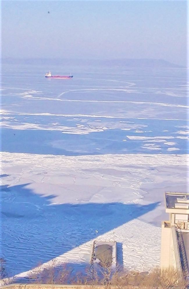 極寒のロシア、ウラジオストクへ行ってきました。<br />５日間滞在した「アジムットホテル」の情報をお伝えしたいと思います。<br /><br />こちらの写真は、ホテルの窓から見えるアムール湾です（凍ってます！）。