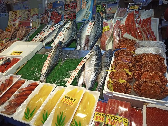 その1<br />https://4travel.jp/travelogue/11586026<br />からの続きです。<br /><br />夏の帯広旅行が終わったあと<br />やっぱり函館に行きたかったという思いも残っておりました。<br /><br />年末の計画をねるにあたって調べていたら<br />ANAで行く函館国際ホテル東館3泊4日の旅<br />25200円<br /><br />2度見したあとに嫁にチビの終業式を確認。<br /><br />沖縄も考えたのですが意外にも<br />嫁とチビは函館が良いとのことで<br />ちょっと早めの9月の末に予約をしました。<br /><br />往復の飛行機と素泊りながらホテル3泊<br />しかも中々良いホテルらしい。<br />1人あたり一泊素泊り4000円としてホテル代で12000円<br />飛行機往復で12000円<br />代理店の取り分1200円?!<br />で、座席指定出来てマイルも半分貯まる<br />大丈夫か?<br />なんて考えながら<br />旅のスタートをむかえました。