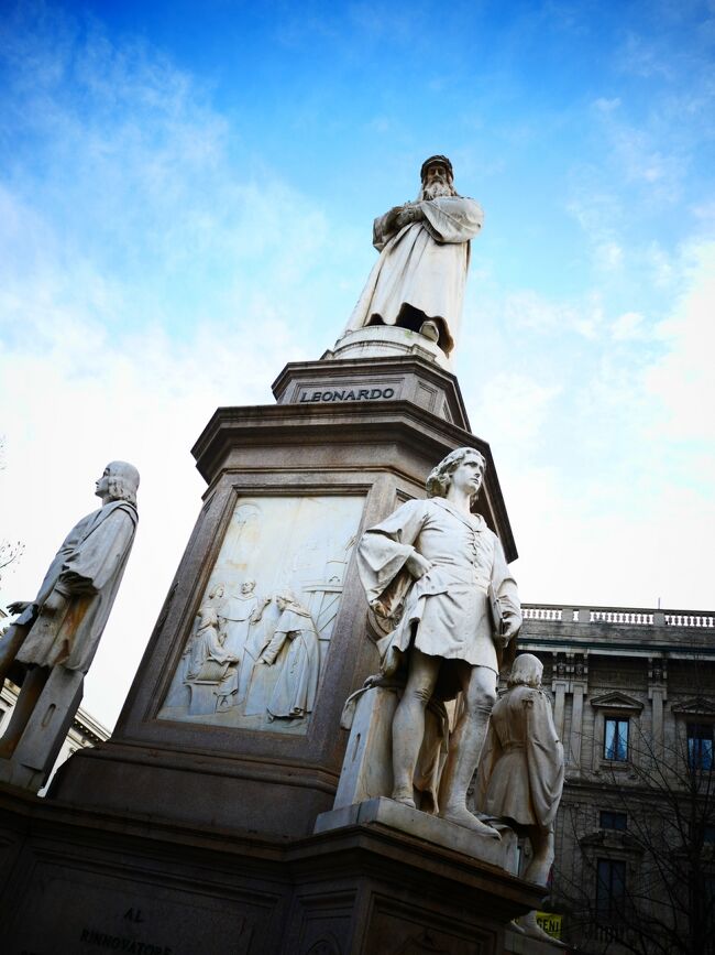 〔今回のイタリア旅行記 概要〕<br />2019～2020の年末年始は念願のイタリアへ！<br />イタリア王道の『ローマ、フィレンツェ、ヴェネツィア、ミラノ』に加えて『ピサ』の5都市を訪れます。<br />計画を立てるにあたっては効率の良い移動になるように、「ミラノ・ヴェネツィア・フィレンツェ・ローマ」と一筆書きの旅程に決めました。<br /><br />イタリア、特にヴェネツィアはず～っと行ってみたかったんですけど、日本人がレストランでぼったくられたニュースを聞いたりして、<br />「ひとり旅の難易度が高い国」と自分の中で勝手に決めつけて後回しにしてたんですね～。<br />「イタリア行くならツアーかなぁ…」とも考えてました。<br />けど、ひとり旅を重ねて経験値を積み「なんとかなるさ」と考えられるようになり今回の旅行となりました。<br /><br />それに加えて、もうひとつのイタリア旅行の動機が画家「カラヴァッジョ」の作品巡り！<br />カラヴァッジョの絵は最近知ったのですが、もともとレンブラントやフェルメールといった絵が好きなので、その画風にめっちゃハマってしまいました。<br /><br />カラヴァッジョの絵を求めて教会、美術館訪問をメインにした忘備録的イタリア旅行記です。<br /><br /><br />〔本旅行記の概要〕<br />まずはイタリア北部のミラノへ訪れました。<br /><br />ドゥオーモ、最後の晩餐といった観光の目玉を抑えつつ、カラヴァッジョ作品が収められている2つの絵画館を訪れました。<br /><br />◆ミラノで観たカラヴァッジョ作品<br />　・エマオの晩餐（ブレラ絵画館）<br />　・果物籠（アンブロジアーナ絵画館）<br /><br /><br />〔今回の旅行での使用機材〕<br />カメラ　Panasonic LUMIX G8<br />レンズ　Panasonic LEICA DG SUMMILUX 15mm/F1.7<br />            （一部 Panasonic LUMIX G VARIO 12-60mm/F3.5-5.6）<br />※今回の旅行の写真も９割は単焦点レンズで撮影<br /><br /><br />《日程》　この旅行記は★印が付いている日<br /><br />★2019.12.26 関西国際空港 → アムステルダム スキポール空港乗り継ぎ → ミラノ マルペンサ空港 → ミラノ　　　　　　　<br />★2019.12.27 ミラノ<br />2019.12.28 ミラノ → ヴェネツィア<br />2019.12.29 ヴェネツィア<br />2019.12.30 ヴェネツィア → フィレンツェ<br />2019.12.31 フィレンツェ<br />2020.01.01 フィレンツェ → ピサ → フィレンツェ<br />2020.01.02 フィレンツェ → ローマ<br />2020.01.03 ローマ（ヴァチカン）<br />2020.01.04 ローマ<br />2020.01.05 ローマ → ローマ フィウミチーノ空港 → アムステルダム スキポール空港乗り継ぎ → 機中泊<br />2020.01.06 関西国際空港<br />