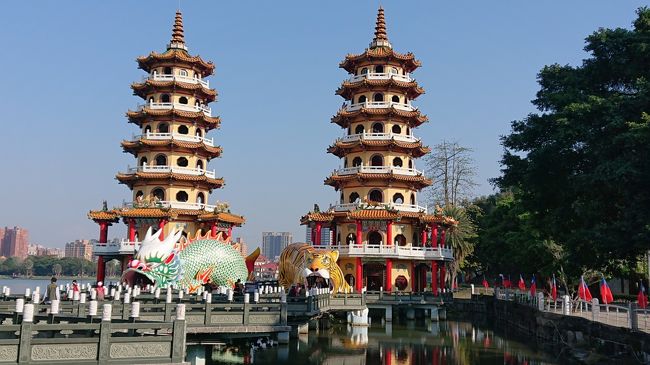 旅行の計画を立てたのは約1年前。<br />ANAで特典航空券を探したのですが取れず、スカイコインに変えて、成田ー香港便を予約しました。<br />ところが、10月31日に、ANAから成田便が運休となり、羽田便への変更となったというメールが。<br />茨城県民の我が家からは羽田は行き辛く、高速バスを検討するも、愛犬のペットホテルはどうするか、帰りのバスは東京駅で乗り換える様になってしまう。<br />駄目元でANA予約センターにTELすると、無料でキャンセルしてくれました。<br /><br />そこから別な先を探し始め、エバー航空で空きがあった成田ー高雄便を予約し直しました。<br />8月にも高雄を訪れたのですが、毎日雨で、行きたい所に行けなかったこともあり、リベンジ旅に行く事にしました。<br /><br /><br />1/11 エバー航空 BR107便 12:25分発<br />1/14 エバー航空 BR108便 7:00分発<br /><br />ホテル:シャトードシンホテル高雄