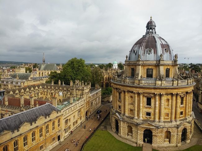 2019年夏はまだ未上陸のアイルランドとまだ1度しか行っていないロンドンおよびその近郊を訪れました。<br />真夏でも肌寒く上着が必要なアイルランドの魅力は大自然と城や大聖堂の建物です。イギリス本土のオックスフォードも美しい豪勢な建物と街並み、そしてロンドンはテムズ川沿いの巨大で建物の魅力に感動しました。<br />またアイルランドはイギリスに近いので建物も似ていると思っていましたが、アイルランドの建築は石造りであり、イギリスとは全く違うことがわかりました。また街の家もイギリスとは少々違うなど、両国は似て非なりということがわかりました。<br /><br />---------------------------------------------------------------<br />スケジュール<br /><br />　8月9日　成田空港－香港空港　[香港空港泊]<br />　8月10日　香港空港－ダブリン空港－ダブリン観光　[ダブリン泊]<br />　8月11日　ダブリン－（バス）キルケニー観光　－ダブリン観光<br />　　　　　　[ダブリン泊]<br />　8月12日　ダブリン－（バス）ゴールウェイ観光－（バス）<br />　　　　　　モハーの断崖観光－ゴールウェイ観光　[ゴールウェイ泊]<br />　8月13日　ゴールウェイ－（バス）ロッサヴィール港－（フェリー）<br />　　　　　イニシュモア島観光　－ゴールウェイ観光　[ゴールウェイ泊]<br />　8月14日　ゴールウェイ－（バス）ダブリン－（バス）ベルファスト－<br />　　　　　　（列車）コーレイン－（バス）ジャイアンツコーズウェイ観光<br />　　　　　　[ジャイアンツコーズウェイ泊]<br />　8月15日　ジャイアンツコーズウェイ－（バス）<br />　　　　　　キャリック・ア・リード吊り橋観光－<br />　　　　　　ジャイアンツコーズウェイ観光ー（バス）ダンルース城観光<br />　　　　　　－（バス）コーレイン－ベルファスト－（バス）<br />　　　　　　ベルファスト空港－ロンドン・ヒースロー空港<br />　　　　　　　[ヒースロー市内泊]<br />★8月16日　ロンドン・ヒースロー空港－（バス）オックスフォードー<br />　　　　　　（バス）ブレナム宮殿観光－オックスフォード観光　<br />　　　　　　[オックスフォード泊]<br />★8月17日　オックスフォード観光－（列車）ロンドン観光　[ロンドン泊]<br />　8月18日　ロンドン観光－ロンドン・ヒースロー空港－　[機中泊]<br />　8月19日　－香港空港－成田空港