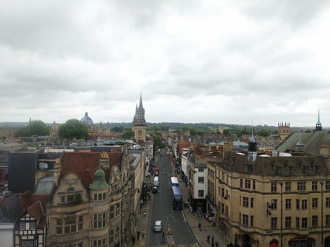 2019年夏はまだ未上陸のアイルランドとまだ1度しか行っていないロンドンおよびその近郊を訪れました。<br />真夏でも肌寒く上着が必要なアイルランドの魅力は大自然と城や大聖堂の建物です。イギリス本土のオックスフォードも美しい豪勢な建物と街並み、そしてロンドンはテムズ川沿いの巨大で建物の魅力に感動しました。<br />またアイルランドはイギリスに近いので建物も似ていると思っていましたが、アイルランドの建築は石造りであり、イギリスとは全く違うことがわかりました。また街の家もイギリスとは少々違うなど、両国は似て非なりということがわかりました。<br /><br />---------------------------------------------------------------<br />スケジュール<br /><br />　8月9日　成田空港－香港空港　[香港空港泊]<br />　8月10日　香港空港－ダブリン空港－ダブリン観光　[ダブリン泊]<br />　8月11日　ダブリン－（バス）キルケニー観光　－ダブリン観光<br />　　　　　　[ダブリン泊]<br />　8月12日　ダブリン－（バス）ゴールウェイ観光－（バス）<br />　　　　　　モハーの断崖観光－ゴールウェイ観光　[ゴールウェイ泊]<br />　8月13日　ゴールウェイ－（バス）ロッサヴィール港－（フェリー）<br />　　　　　イニシュモア島観光　－ゴールウェイ観光　[ゴールウェイ泊]<br />　8月14日　ゴールウェイ－（バス）ダブリン－（バス）ベルファスト－<br />　　　　　　（列車）コーレイン－（バス）ジャイアンツコーズウェイ観光<br />　　　　　　[ジャイアンツコーズウェイ泊]<br />　8月15日　ジャイアンツコーズウェイ－（バス）<br />　　　　　　キャリック・ア・リード吊り橋観光－<br />　　　　　　ジャイアンツコーズウェイ観光ー（バス）ダンルース城観光<br />　　　　　　－（バス）コーレイン－ベルファスト－（バス）<br />　　　　　　ベルファスト空港－ロンドン・ヒースロー空港<br />　　　　　　　[ヒースロー市内泊]<br />  8月16日　ロンドン・ヒースロー空港－（バス）オックスフォードー<br />　　　　　　（バス）ブレナム宮殿観光－オックスフォード観光　<br />　　　　　　[オックスフォード泊]<br />★8月17日　オックスフォード観光－（列車）ロンドン観光　[ロンドン泊]<br />　8月18日　ロンドン観光－ロンドン・ヒースロー空港－　[機中泊]<br />　8月19日　－香港空港－成田空港