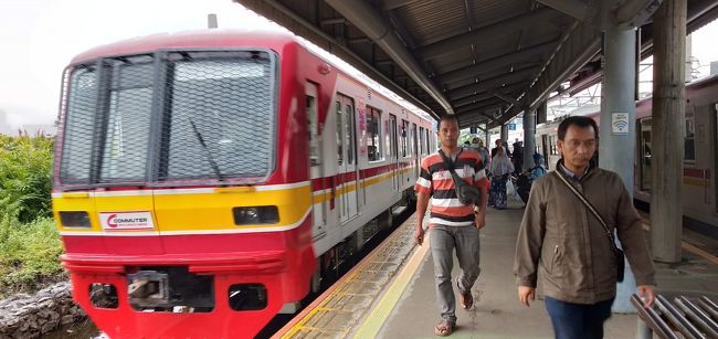 インドネシアのジャカルタ、日本で活躍していた中古電車がたくさん走っていることは、鉄道雑誌や海外鉄道趣味人達のホームページで取り上げられており、その光景を見たいとかねてから思っていました。<br /><br />会社の同僚とバンコクへ行く途中？わずかな時間ですがジャカルタに立ち寄り、日本の電車の活躍を自分の目で確かめてみる機会を得ることができました。<br />